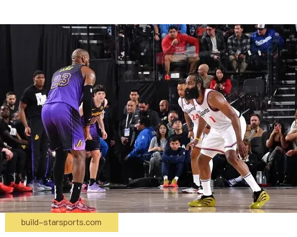 NBA赛季最新动态：湖人快船赛场对决，詹姆斯与莱昂纳德精彩表现引热议
