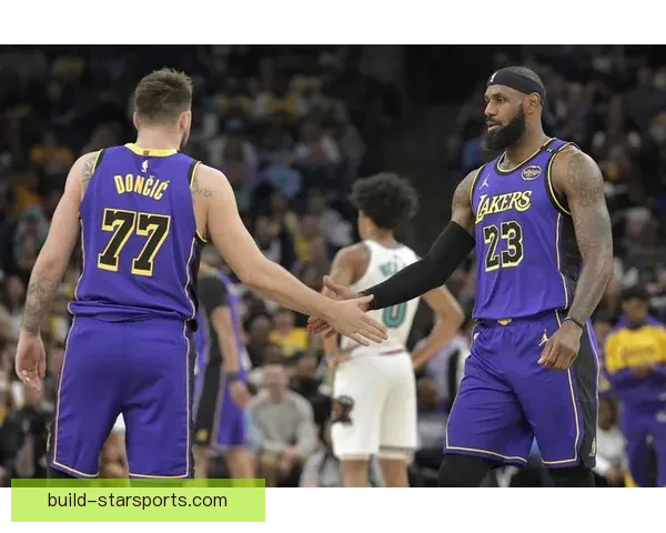 湖人险胜勇士詹姆斯关键三分锁定胜局引爆全场西部排名再生变数一夜