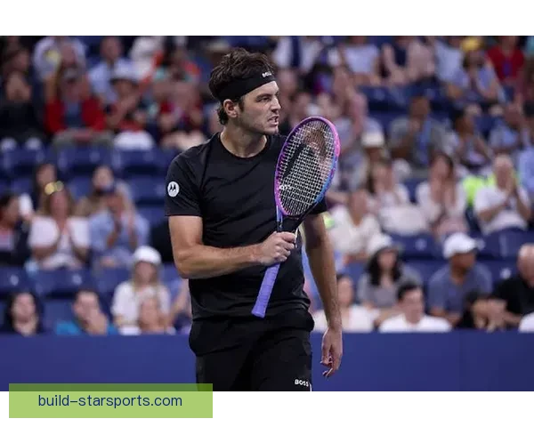 网球赛季最新动态：顶尖选手激烈角逐重大赛事排名变化